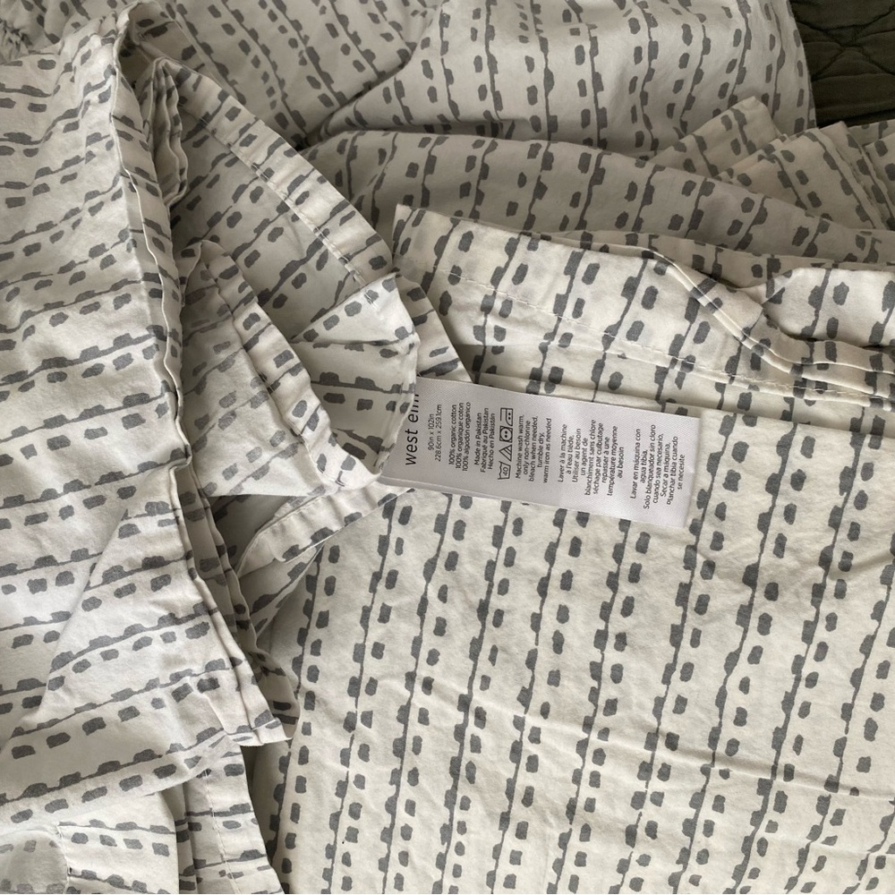 West Elm Organic Queen Set (fitted, flat, pillowcases x4) - Picture 2 of 2